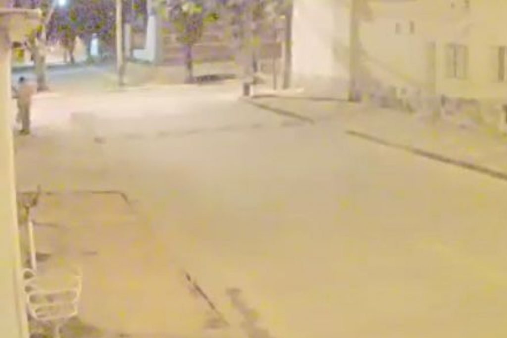 Os dois homens aparecem andando juntos em rua-Metrópoles