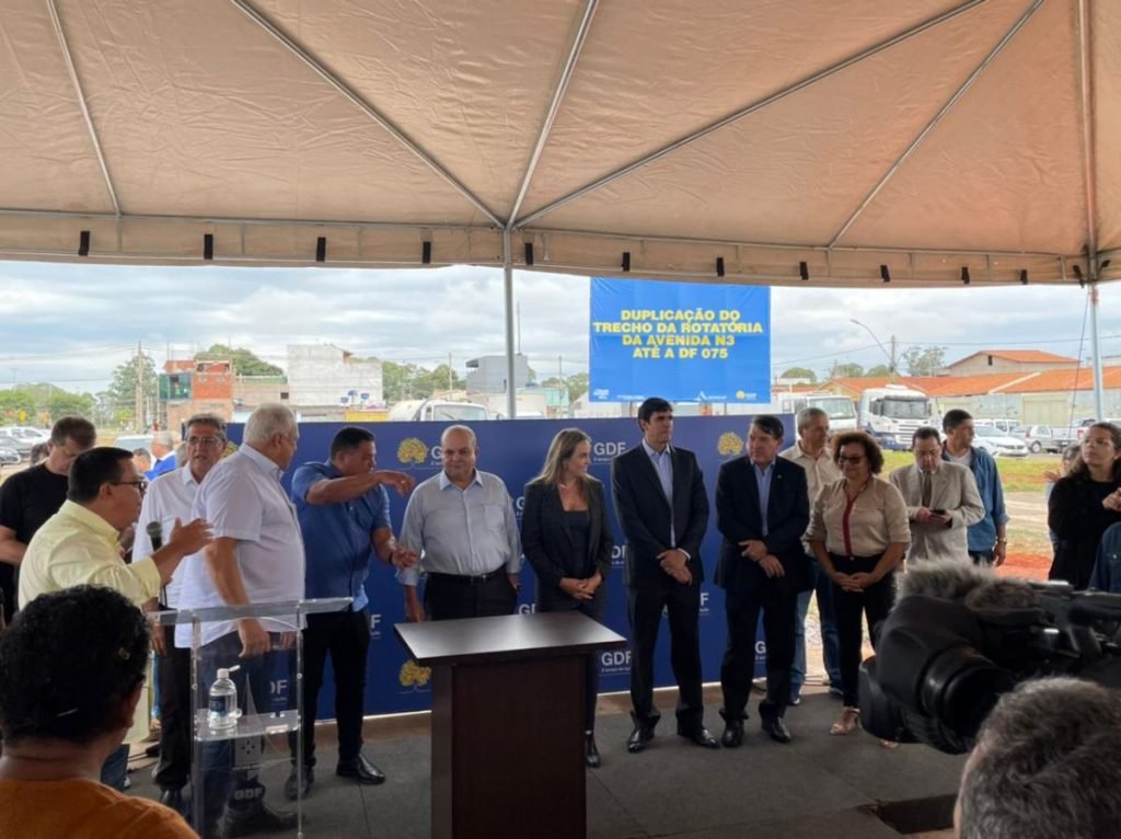 Ibaneis, governador do DF, participa de abertura de obra para duplicação de rotatória no Riacho Fundo ao lado de outras autoridades, diante do público e imprensa - Metrópoles