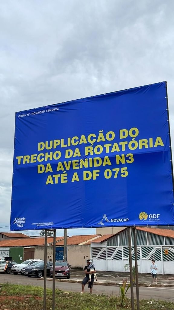 Placa da Novacap e GDF marca início das obras para a duplicação do trecho da rotatória da avenida N3 até a DF 075, no Riacho Fundo - Metrópoles