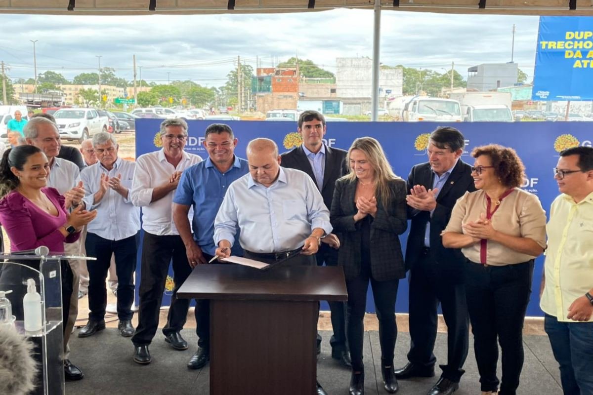 Ibaneis, governador do DF, participa de abertura de obra para duplicação de rotatória no Riacho Fundo ao lado de outras autoridades, diante do público e imprensa. Ele levanta assina a ordem de abertura dos trabalhos - Metrópoles