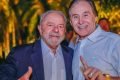 O ex-presidente e pré-candidato Lula posa para foto ao lado do ex-senador Eunício Oliveira, Ambos usam roupas sociais e sorriem - Metrópoles