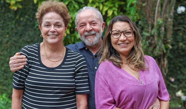 Los expresidentes Lula y Dilma y la prometida de Lula, Janja - Metropoles
