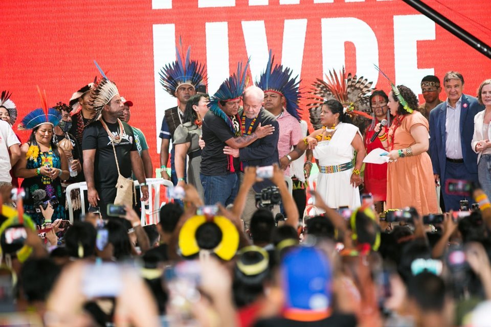 Lula vai a acampamento indígena em Brasília 1