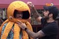 Pedro Scooby, participante do BBB22, no momento em que aconselha Eliezer, vestido com a fantasia do monstro, em sua briga com Natália - Metrópoles