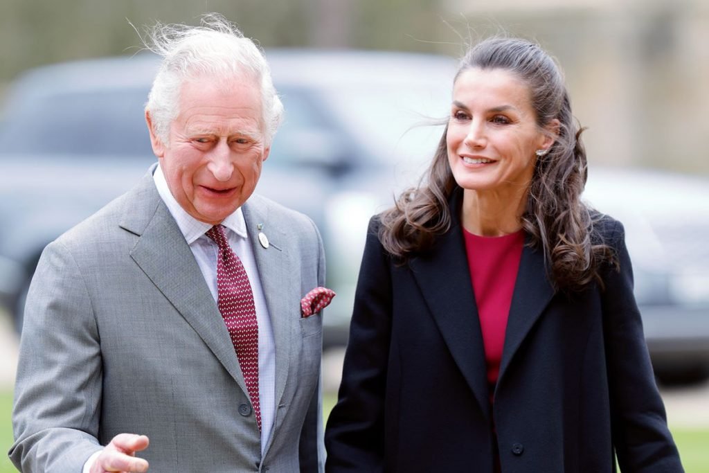Foto colorida.  Príncipe Charles e rainha Letizia da Espanha