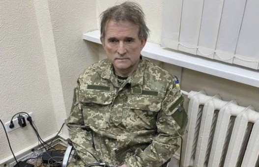 Viktor Medvedchuk, principal aliado de Putin na Ucrânia, é fotografado capturado pelo serviço se segurança do páis. Ele está amarrado com fios e usa roupa militar - Metrópoles