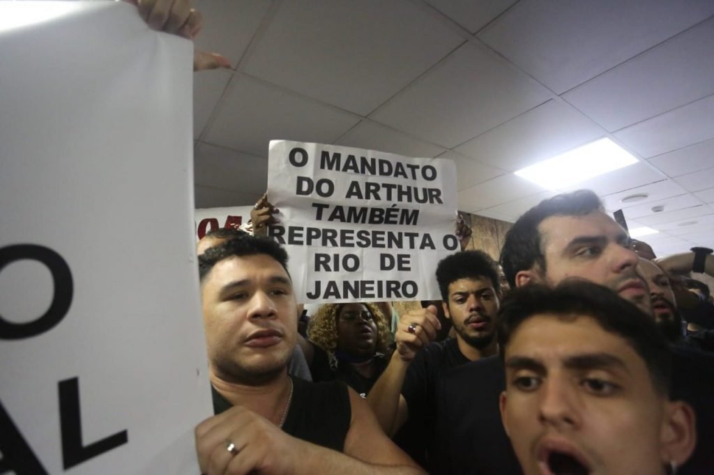 Apoiadores do deputado estadual Arthur do Val (Mamãe Falei) se manifestam na frente do plenário da Alesp onde o Conselho de Ética vota sua cassação, Eles erguem cartazes e gritam - Metrópoles