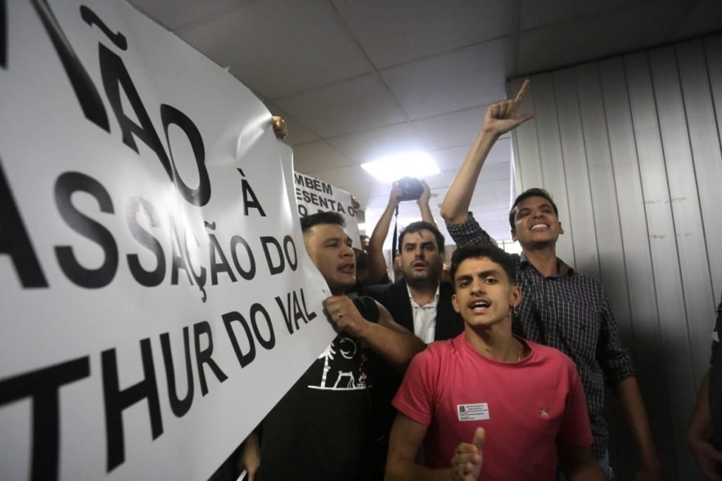Apoiadores do deputado estadual Arthur do Val (Mamãe Falei) se manifestam na frente do plenário da Alesp onde o Conselho de Ética vota sua cassação, Eles erguem cartazes e gritam - Metrópoles