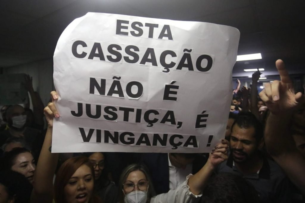 Apoiadores do deputado estadual Arthur do Val (Mamãe Falei) se manifestam na frente do plenário da Alesp onde o Conselho de Ética vota sua cassação, Eles erguem cartazes e gritam - Metrópoles
