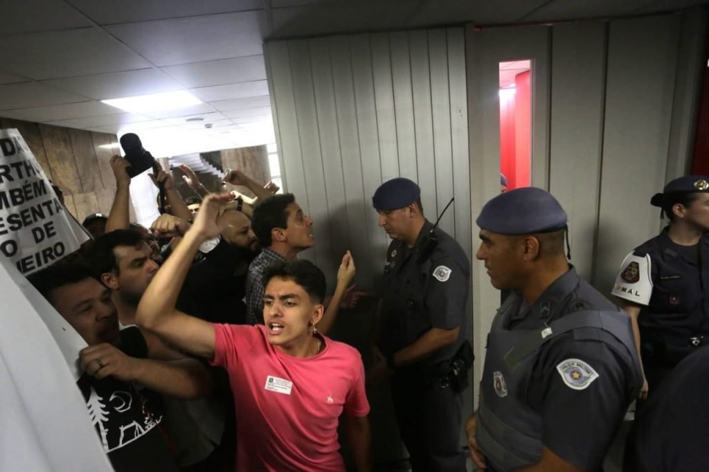 A polícia militar contém apoiadores do deputado estadual Arthur do Val (Mamãe Falei) se manifestam na frente do plenário da Alesp onde o Conselho de Ética vota sua cassação, Eles erguem cartazes e gritam - Metrópoles