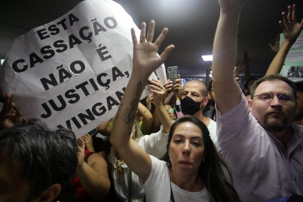 A polícia militar contém apoiadores do deputado estadual Arthur do Val (Mamãe Falei) se manifestam na frente do plenário da Alesp onde o Conselho de Ética vota sua cassação, Eles erguem cartazes e gritam - Metrópoles