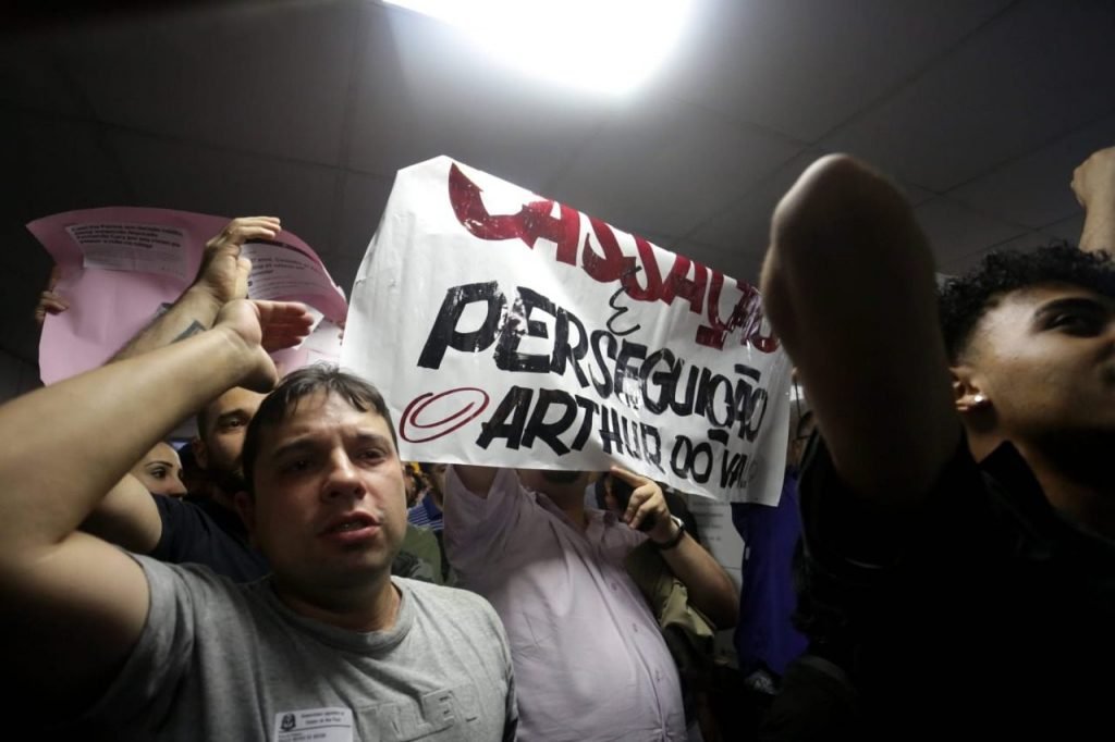 A polícia militar contém apoiadores do deputado estadual Arthur do Val (Mamãe Falei) se manifestam na frente do plenário da Alesp onde o Conselho de Ética vota sua cassação, Eles erguem cartazes e gritam - Metrópoles