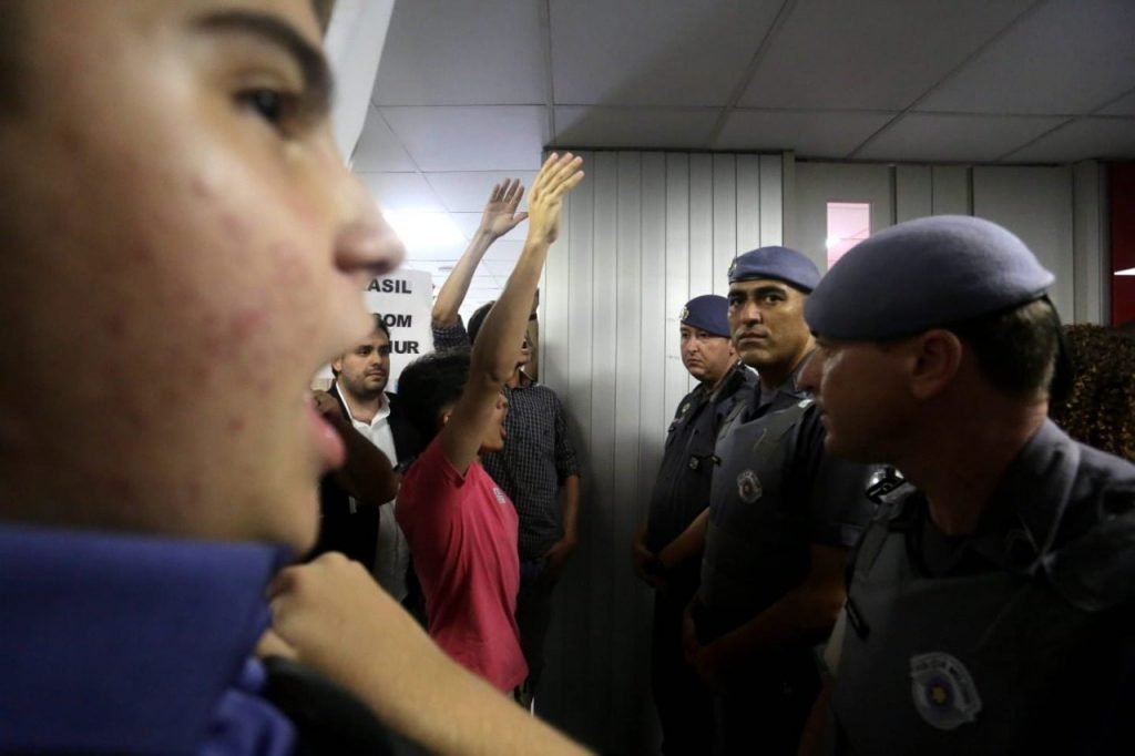 A polícia militar contém apoiadores do deputado estadual Arthur do Val (Mamãe Falei) se manifestam na frente do plenário da Alesp onde o Conselho de Ética vota sua cassação, Eles erguem cartazes e gritam - Metrópoles