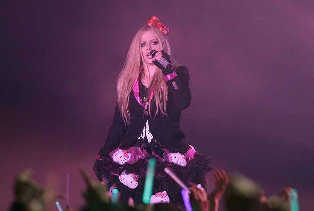 A cantora Avril Lavigne durante uma apresentação no palco - Metrópoles