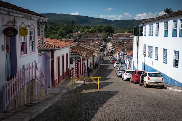 Cantor Dalmi Junior lança clipe gravado em Pirenópolis (GO)