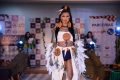 Modelo indígena desfila na passarela usando traje com penas