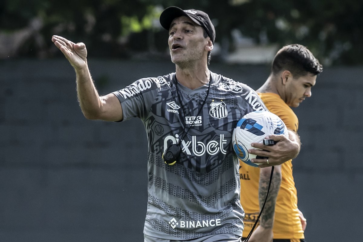 Técnico arma o Peixe contra equatorianos