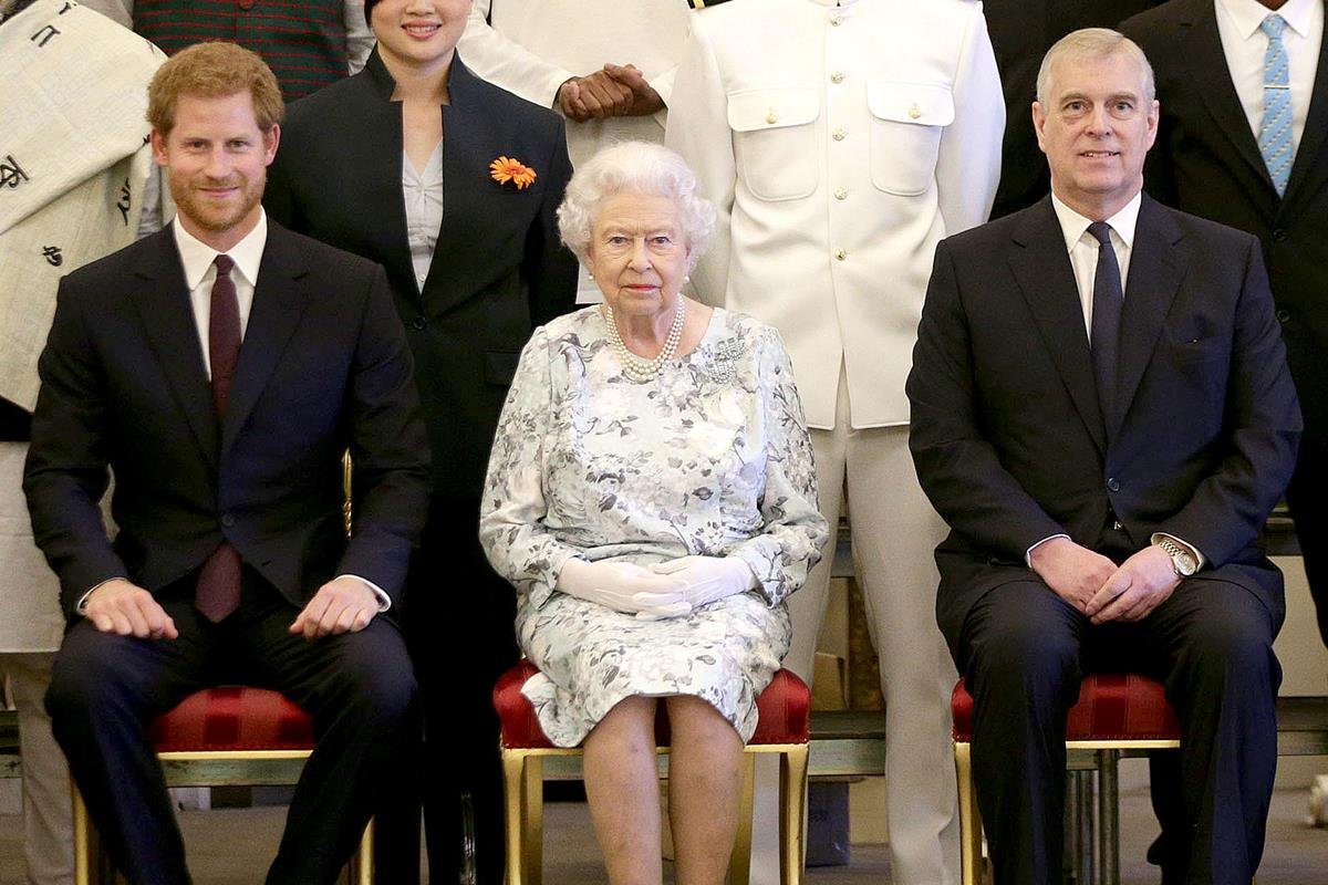 Foto colorida. Príncipe Harry, rainha Elizabeth e príncipe Andrew