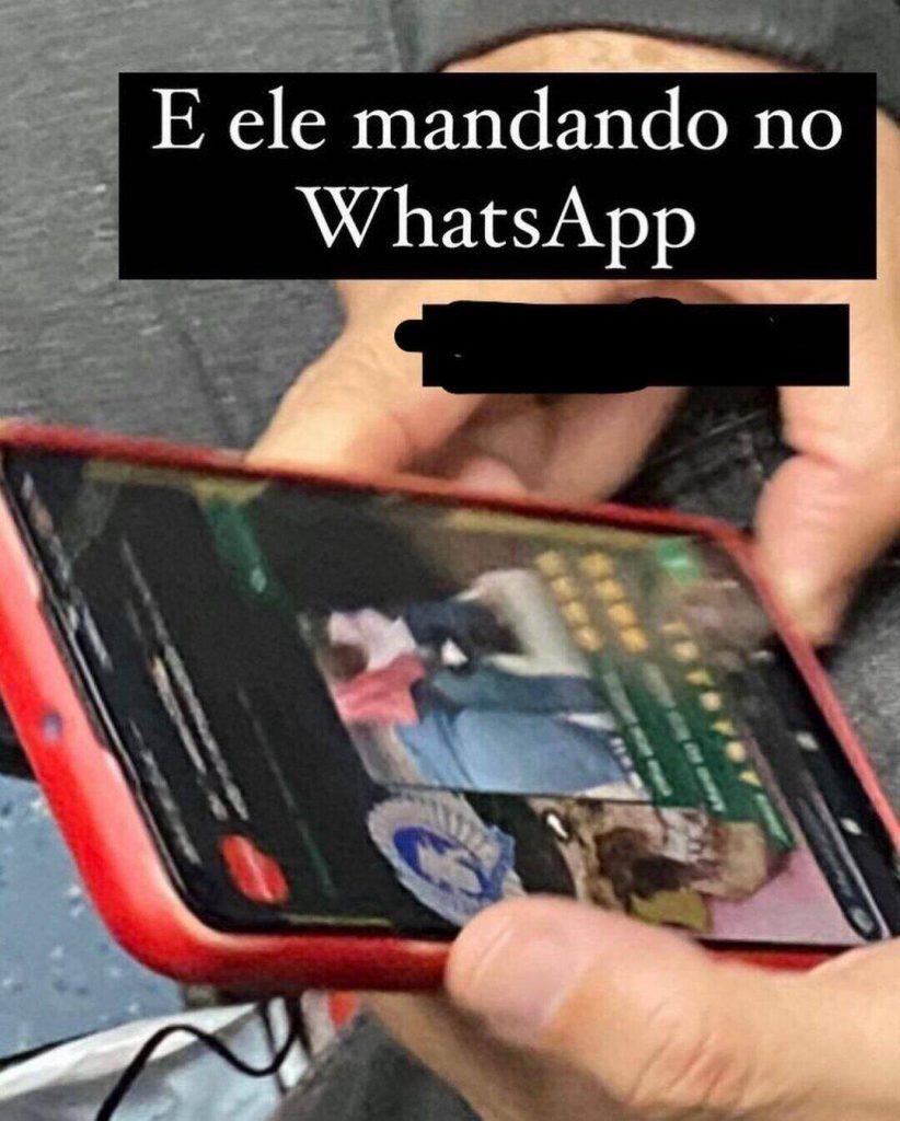 A mulher também compartilhou fotos do suposto assediador e do celular dele, mas não conseguiu identificar o homem