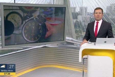 Vídeo: Bocardi toca despertador ao vivo e revela que já perdeu a hora | Metrópoles Vídeo: Bocardi toca despertador ao vivo e revela que já perdeu a hora | Metrópoles