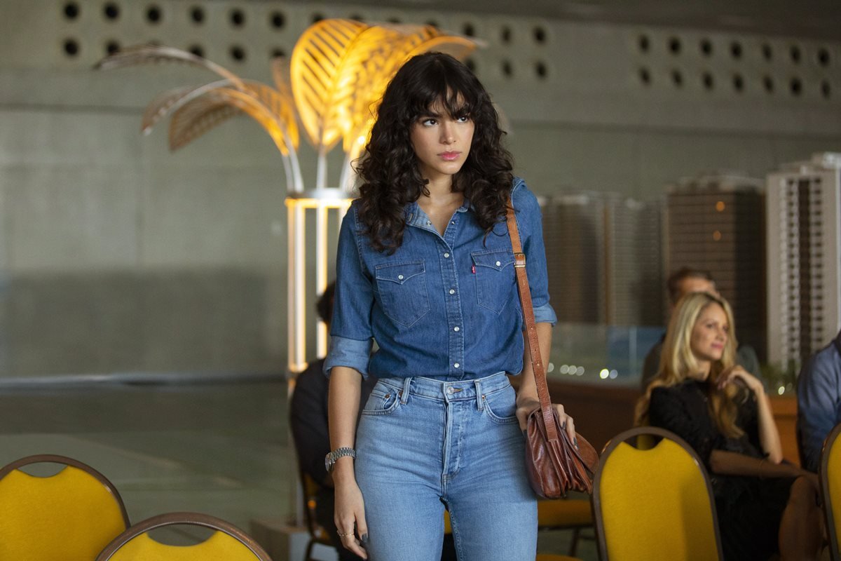 Bruna Marquezine em cena da nova série da Netflix, Maldivas. Ela aparece de calça e camisa jeans - Metrópoles