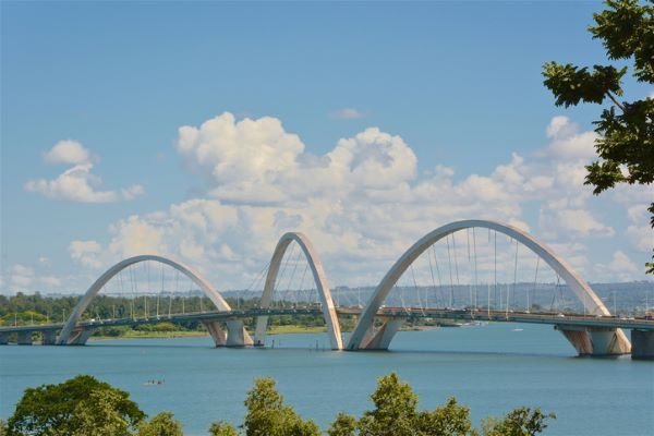 Ponte JK vista de longe, em dia de céu azul em Brasília (DF)- Metrópoles