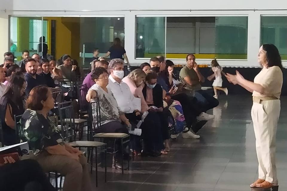 Adélia Frejat, sobrinha de Jofran Frejat, será candidata a deputada pelo Podemos. Na foto, ela fala a frente de uma plateia - Metrópoles
