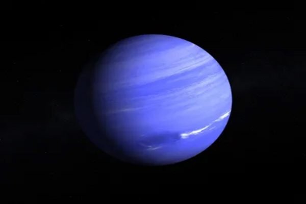 Foto do planeta Netuno, o mais distante do Sol no sistema solar. Ele é azul claro - Metrópoles