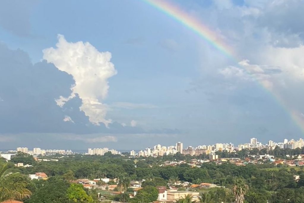 Fotógrafo amador captura raio com formato de mapa do Brasil 