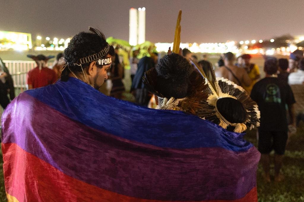 Indígenas durante protesto ‘A Queda do Céu’, no gramado da Esplanada dos Ministérios, nesta quarta-feira (13/04).