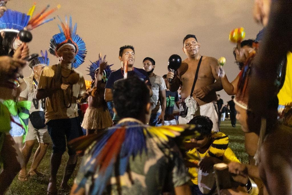 Indígenas durante protesto ‘A Queda do Céu’, no gramado da Esplanada dos Ministérios, nesta quarta-feira (13/04).