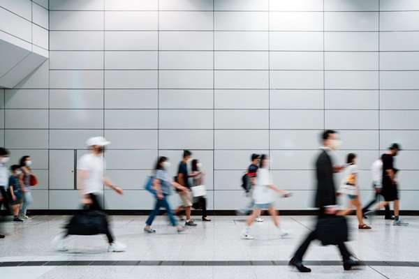 Pessoas caminhando em um local todo branco - Metrópoles