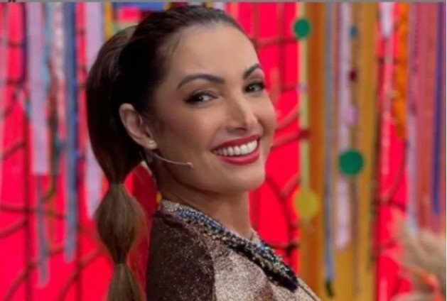 Patrícia Poeta, apresentadora e jornalista. Ela tem cabelos longos escuros e usa roupa marrom - Metrópoles
