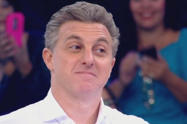 Luciano Huck, apresentador global. Ele tem pele clara, cabelos grisalhos e nariz grande - Metrópoles