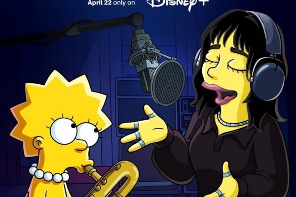 A personagem do desenho Os Simpsons Lisa toca saxofone ao lado da versão cartonizada da cantora Billie Eilish, que canta e usa fones de ouvido - Metrópoles