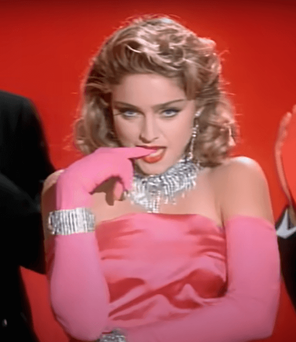 Na imagem com cor, Madonna morde dedo 