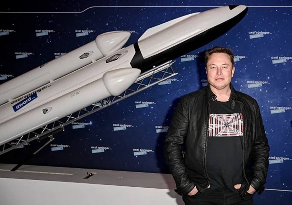 fotografia colorida de Elon Musk em evento da SpaceX