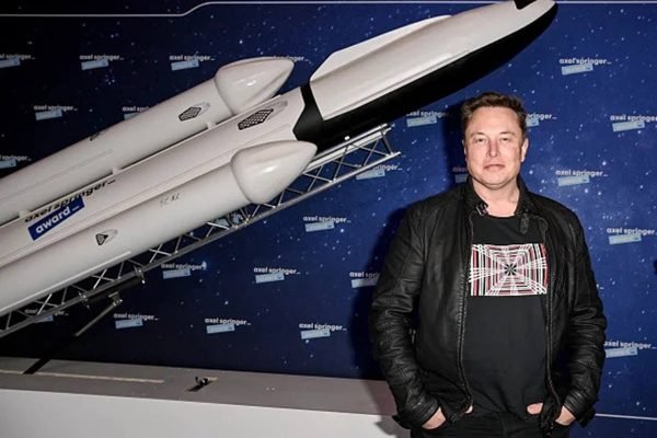 fotografia colorida de Elon Musk em evento da SpaceX