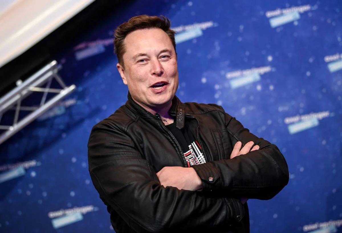 fotografia colorida de Elon Musk em evento da SpaceX