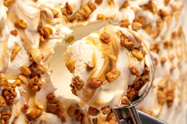 Sorveteria Baccio di Latte faz sorvete inspirado em sabores da colomba pascal. Na foto, o gelato branco com creme e castanhas - Metrópoles