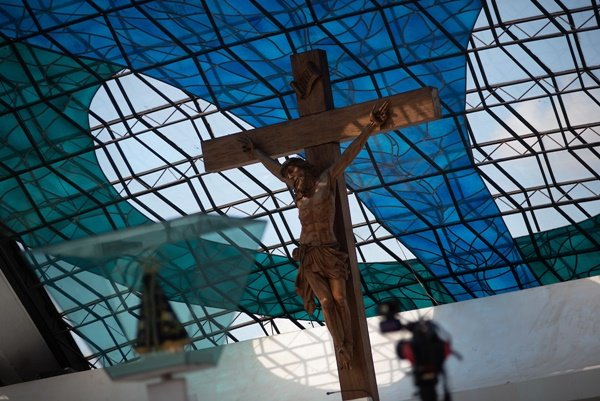 Foto colorida da cruz da Catedral