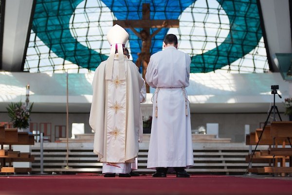 Foto colorida de dois padres na Catedral