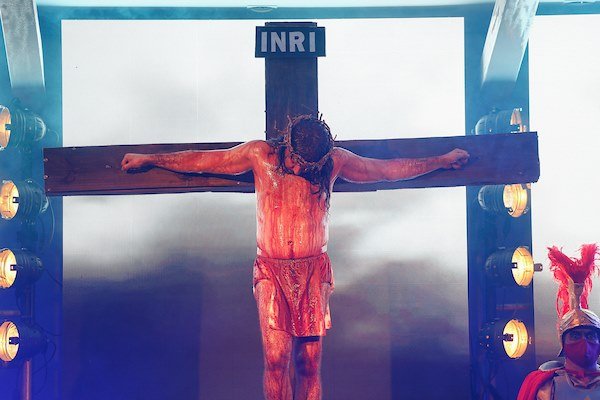 Foto colorida da encenação da paixão de Jesus