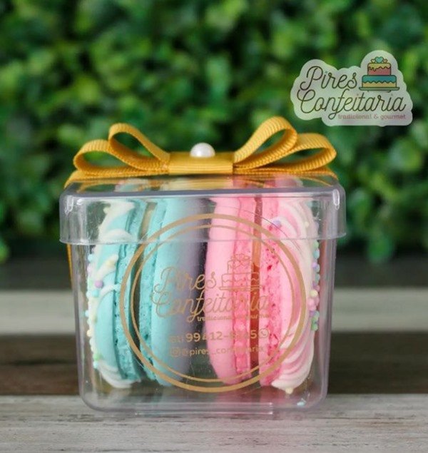 embalagem de plástico com dois doces dentro, um azul e um rosa