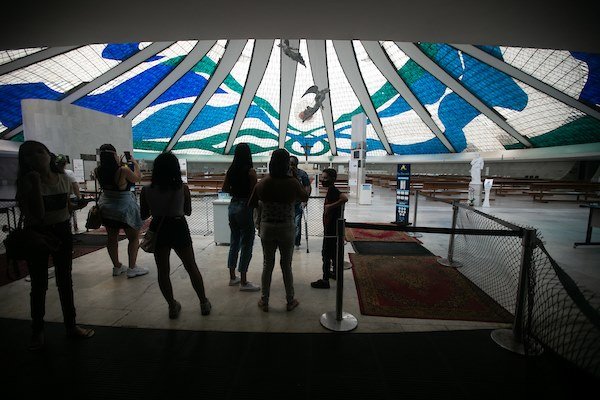 Foto colorida de fiéis na Catedral