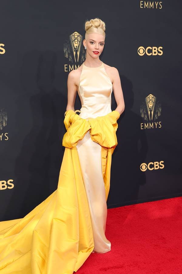 Detalhe do look de Anya Taylor-Joy homenageia série 'O Gambito da Rainha'  durante Globo de Ouro – Metro World News Brasil