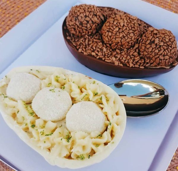 ovos de páscoa de chocolate branco e preto. eles são caseiros e produzidos artesanalmente