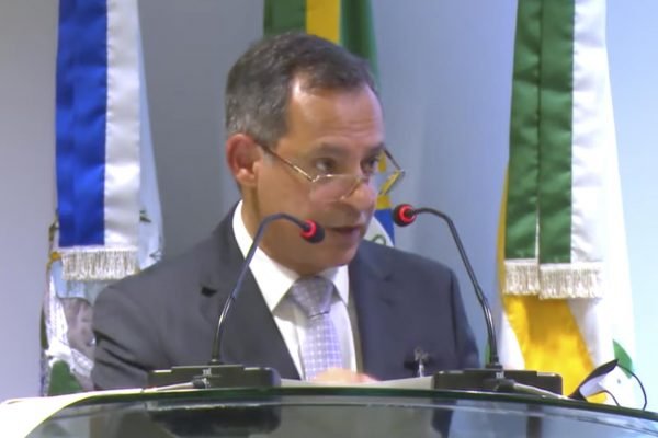 Novo presidente da Petrobras, José Mauro Ferreira Coelho, discursa em sua pose diante de pulpito com microfones - Metrópoles