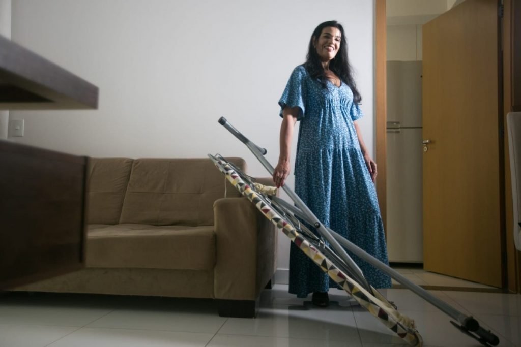 Na imagem, mulher aparece segurando mesa de passar roupa-Metrópoles