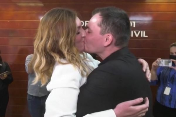 Russo se casa com namorada ucraniana em fronteira do México